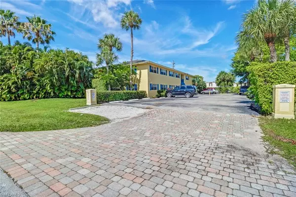 Naples, FL 34112,4290 Gulfstream DR #3