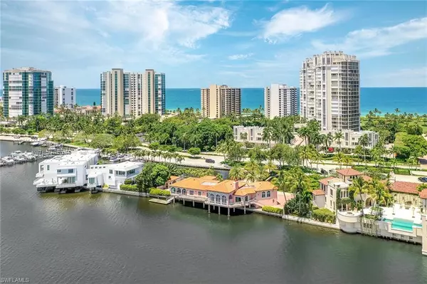 Naples, FL 34103,4150 Gulf Shore BLVD N #2