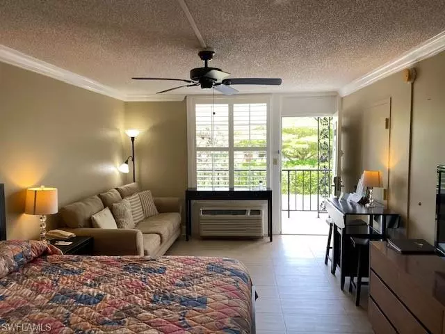 Naples, FL 34103,2555 Tamiami Trl N #202