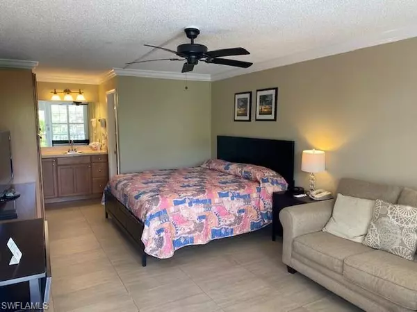 Naples, FL 34103,2555 Tamiami Trl N #202