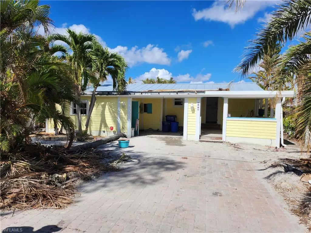 Fort Myers Beach, FL 33931,207 Driftwood LN