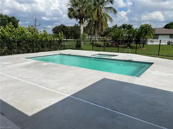 70 Thorncrest LN, Naples, FL 34113