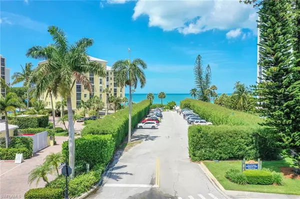 Naples, FL 34103,3500 Gulf Shore BLVD N #210