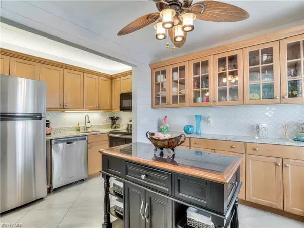 1250 Tennisplace CT #B22, Sanibel, FL 33957