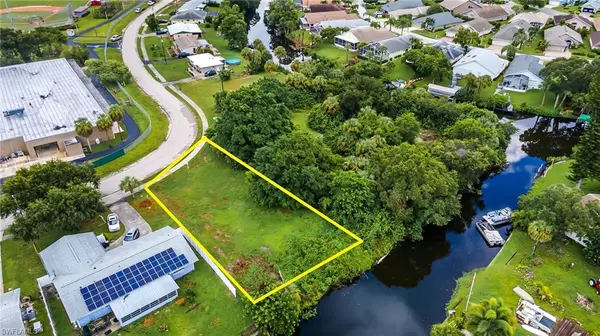 North Fort Myers, FL 33903,947 Iris DR