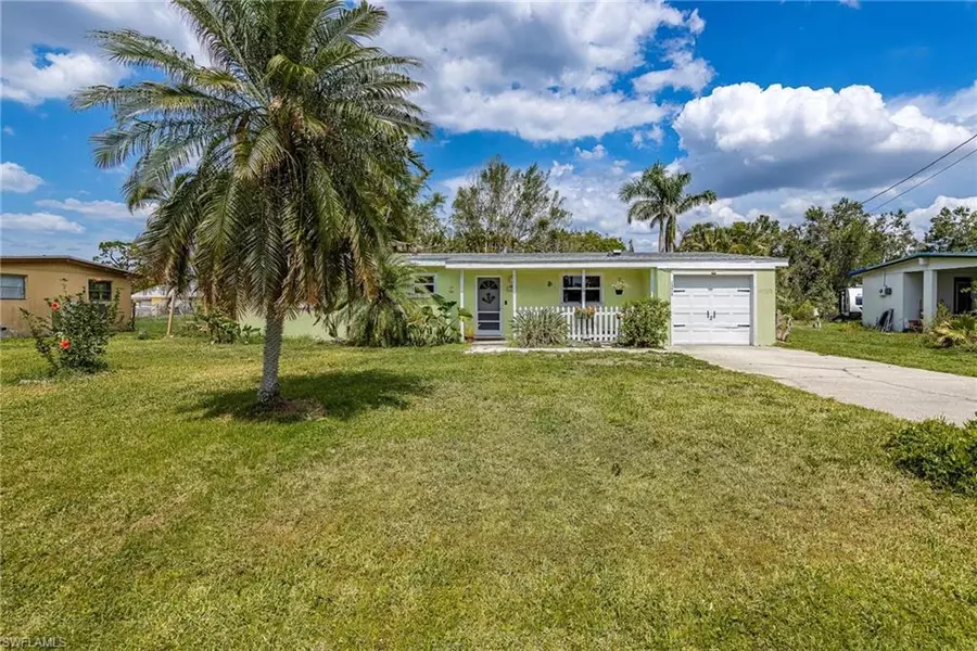 1376 Evalena LN, North Fort Myers, FL 33917