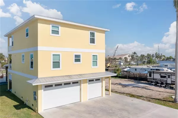 Fort Myers Beach, FL 33931,855 Oak ST