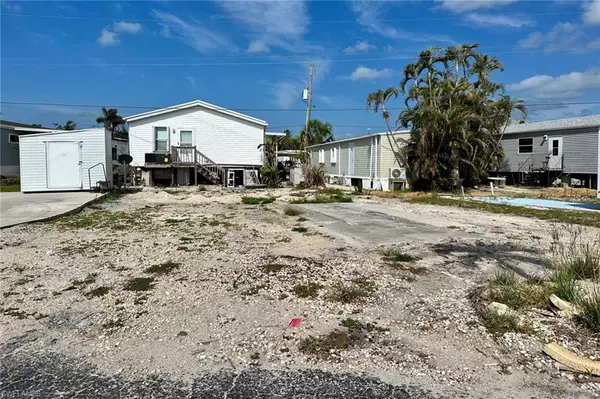 11 Helen LN, Fort Myers Beach, FL 33931