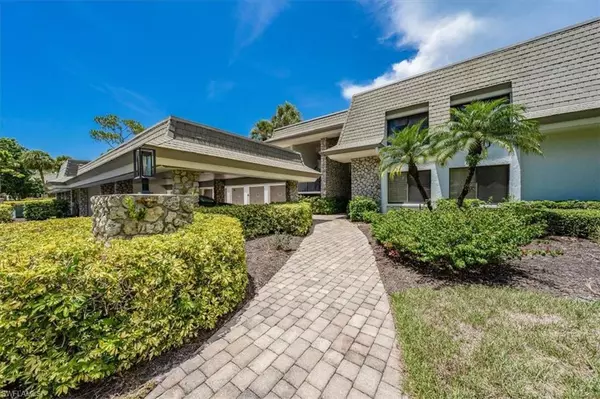 525 Wildwood LN, Naples, FL 34105