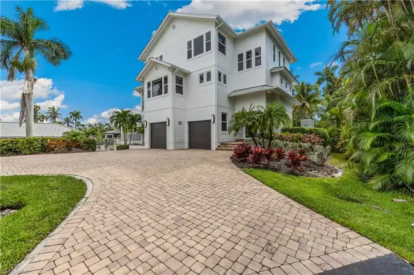 Fort Myers, FL 33919,901 Robalo DR