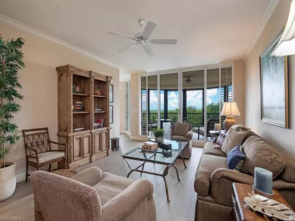 Naples, FL 34108,8990 Bay Colony DR #302