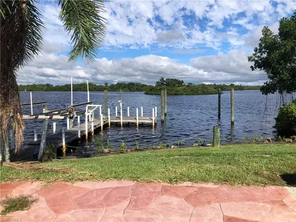 321 Shoreland DR, Fort Myers, FL 33905