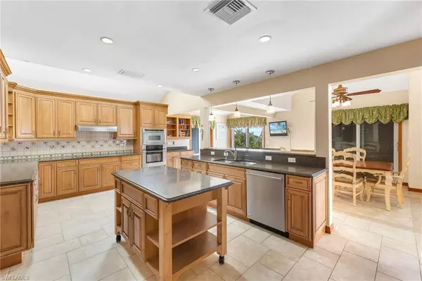 Sanibel, FL 33957,1318 Seaspray LN