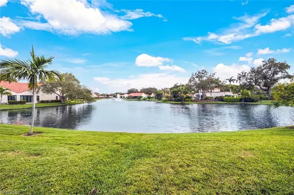 662 Windsurf LN #19-0, Naples, FL 34108