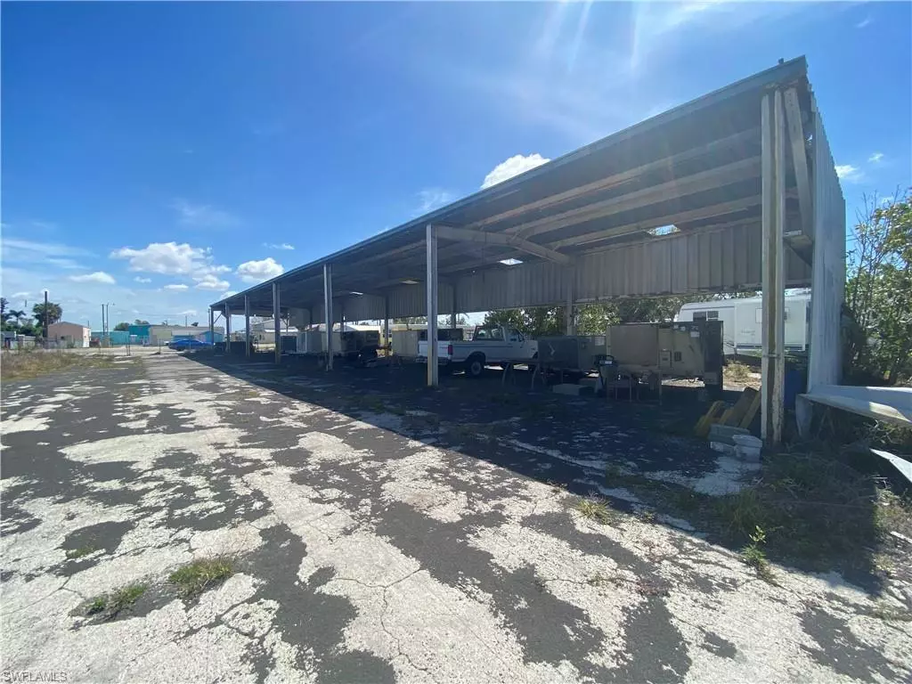 North Fort Myers, FL 33903,1069 N Tamiami TRL