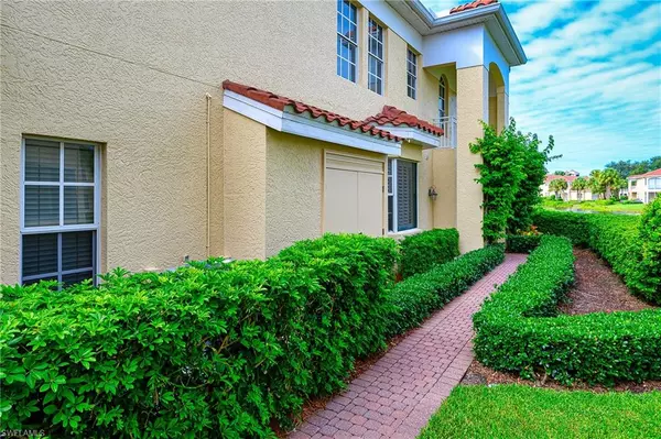 Naples, FL 34108,900 L Ambiance CIR #9-106