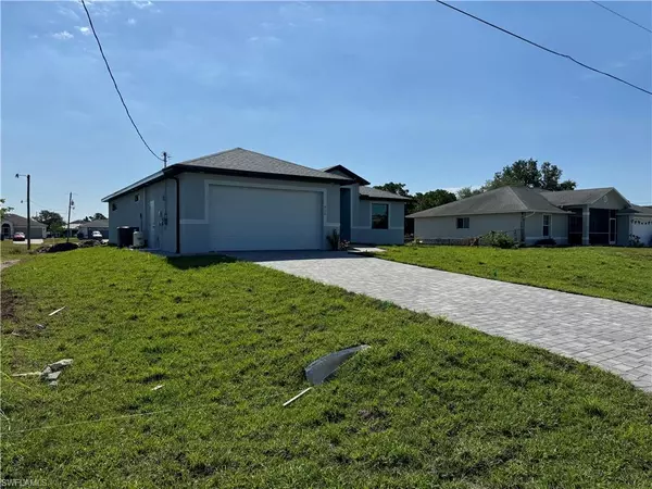 916 Apple AVE, Lehigh Acres, FL 33971