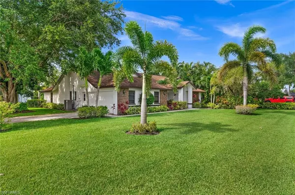 360 Country Club LN, Naples, FL 34110