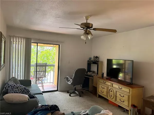 Fort Myers, FL 33916,2845 Winkler AVE #322