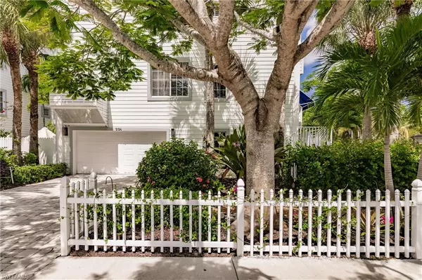 996 8th AVE S #203,  Naples,  FL 34102