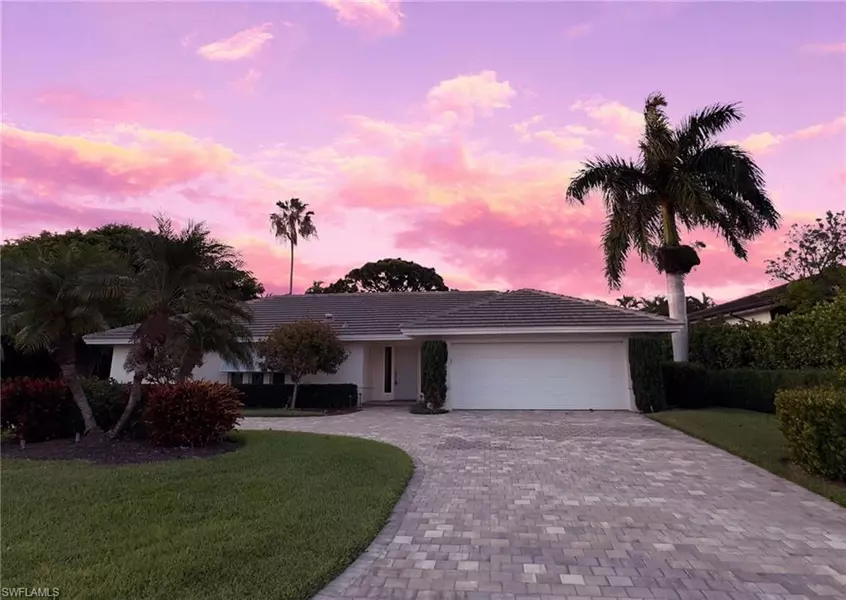 635 Fountainhead LN, Naples, FL 34103