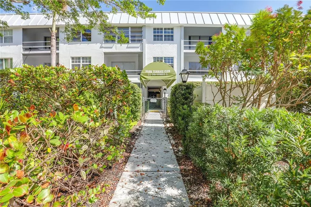 Naples, FL 34102,72 7th ST S #208