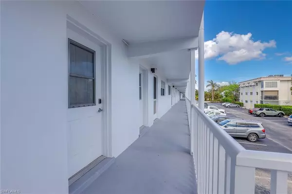 Naples, FL 34102,72 7th ST S #208