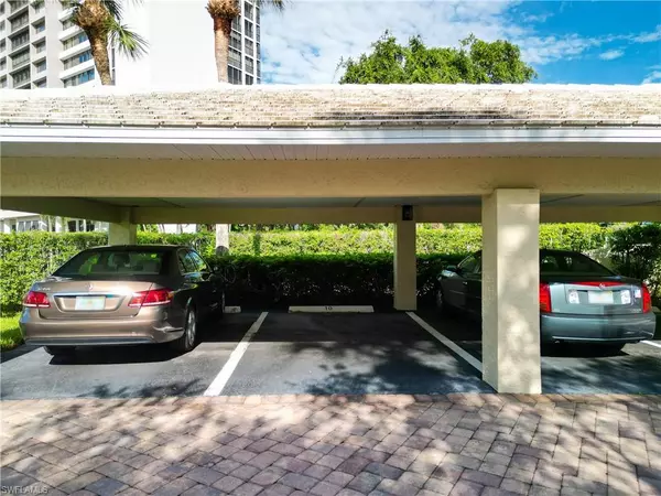 Naples, FL 34108,5811 GLENCOVE DR #1007