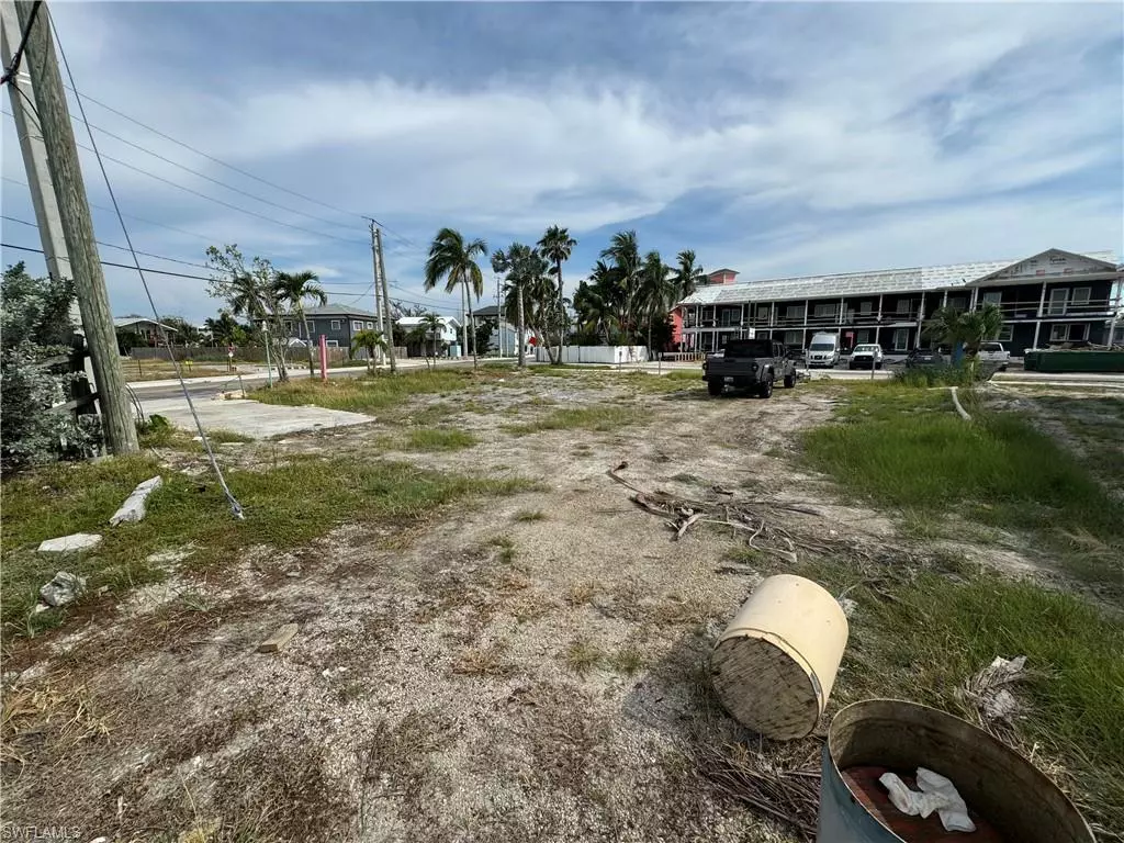 Fort Myers Beach, FL 33931,1041 3rd ST