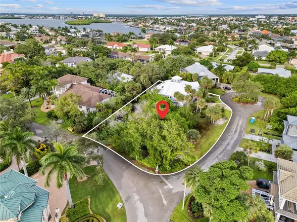 Marco Island, FL 34145,380 Periwinkle CT