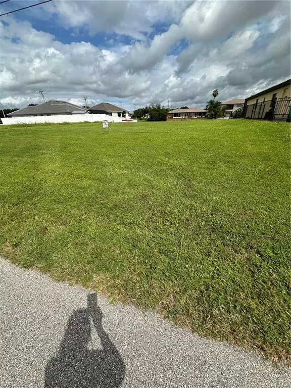 Cape Coral, FL 33990,911 SE 15th ST