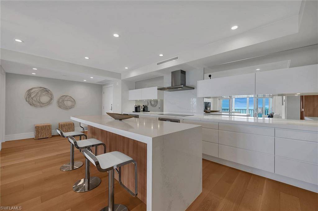 Naples, FL 34103,2885 Gulf Shore BLVD N #702