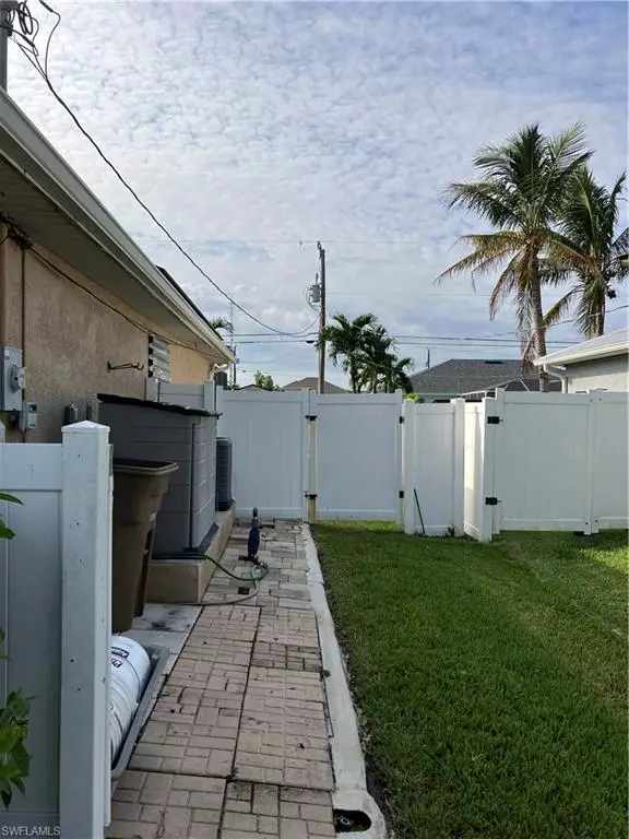 Cape Coral, FL 33914,2022 SW 30th ST