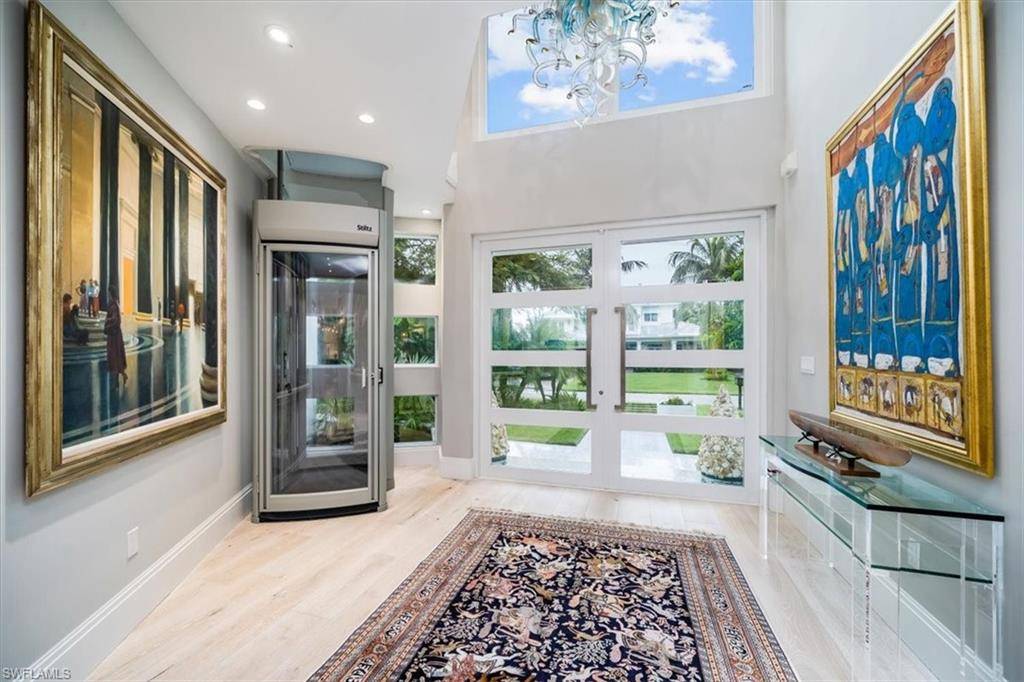 Naples, FL 34102,367 5th AVE N