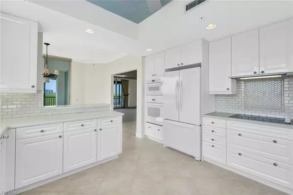 Naples, FL 34110,425 Cove Tower DR #701