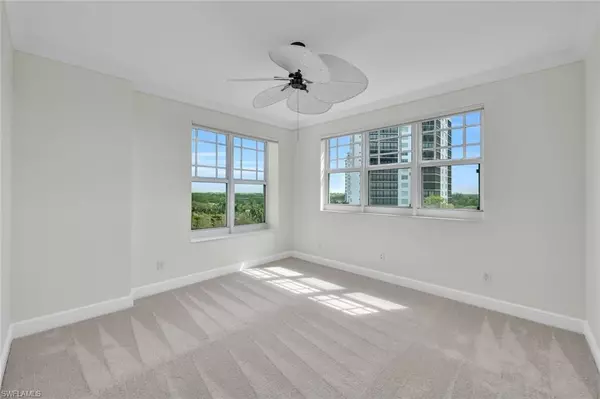 Naples, FL 34110,425 Cove Tower DR #701