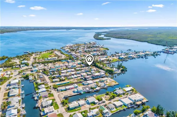 2655 Pine ST, Matlacha, FL 33993