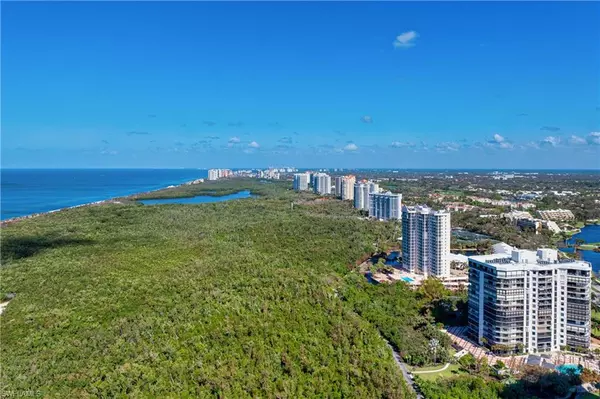 Naples, FL 34108,6075 Pelican Bay BLVD #1106