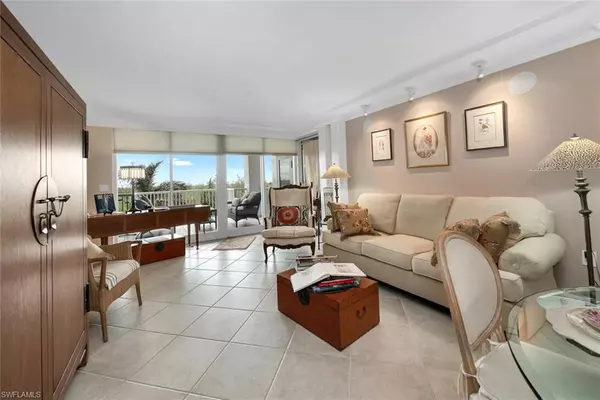 Naples, FL 34108,6849 Grenadier BLVD #305