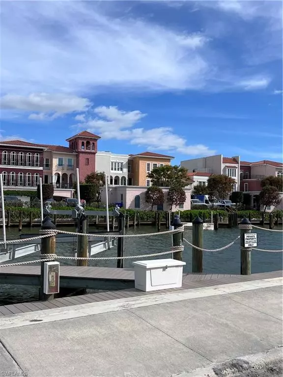 Naples, FL 34103,4090 Gulf Shore Blvd N #1