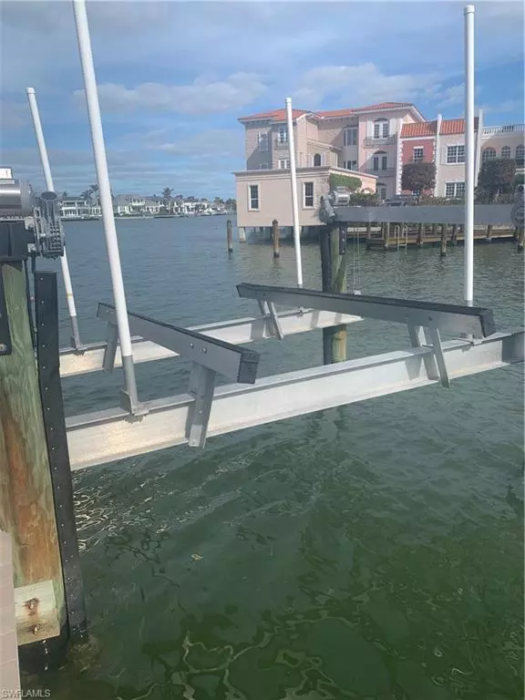 Naples, FL 34103,4090 Gulf Shore Blvd N #1