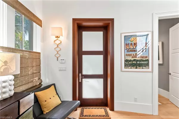 Naples, FL 34102,12 6th ST S