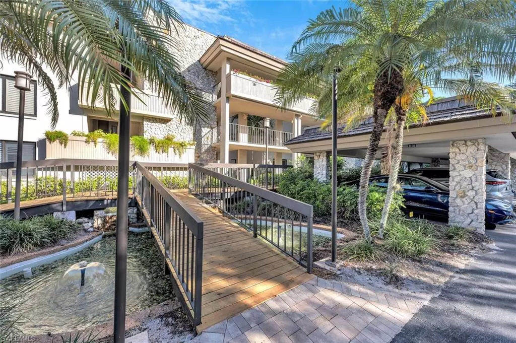 Naples, FL 34108,5950 Pelican Bay BLVD #113