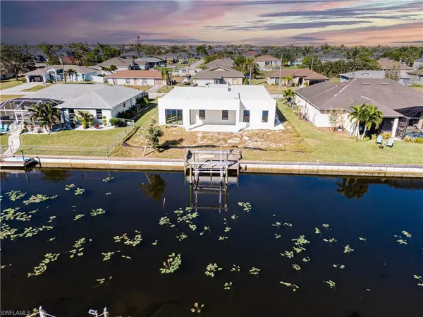 Cape Coral, FL 33990,526 SE 4th ST