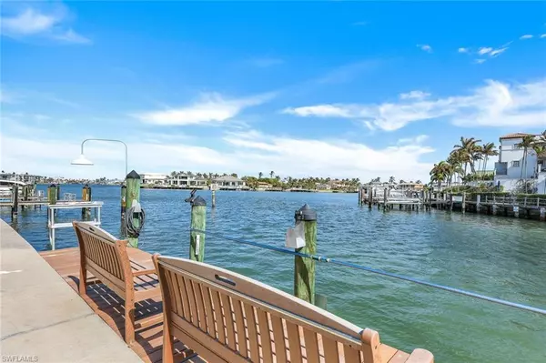 Naples, FL 34103,2900 Gulf Shore BLVD N #207