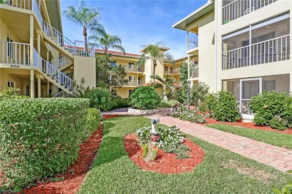 1001 Foxfire LN #203, Naples, FL 34104