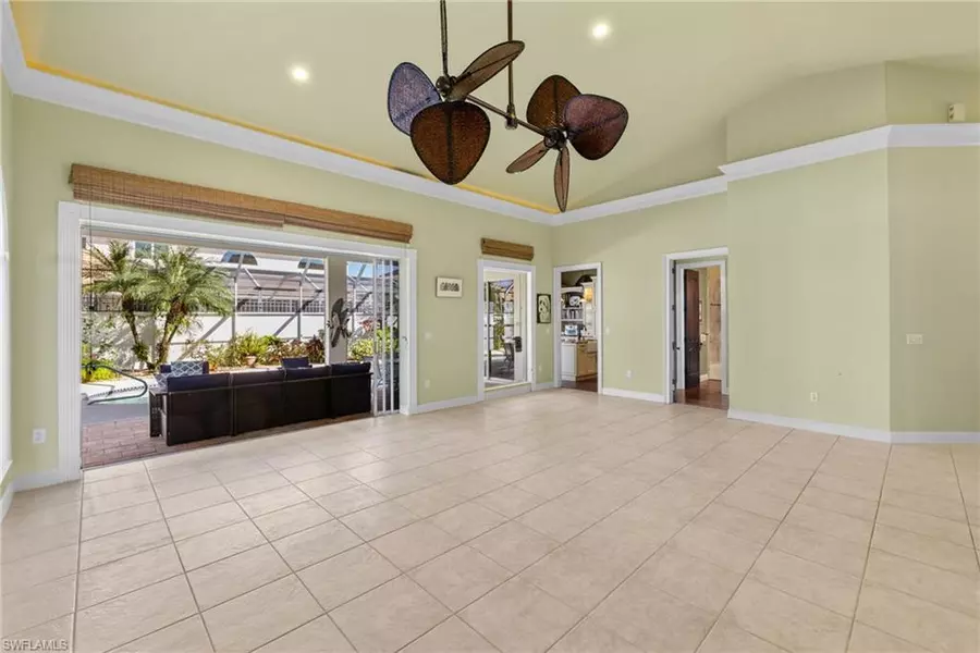 2216 Paget CIR, Naples, FL 34112