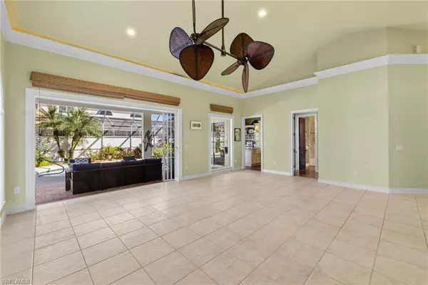 2216 Paget CIR, Naples, FL 34112