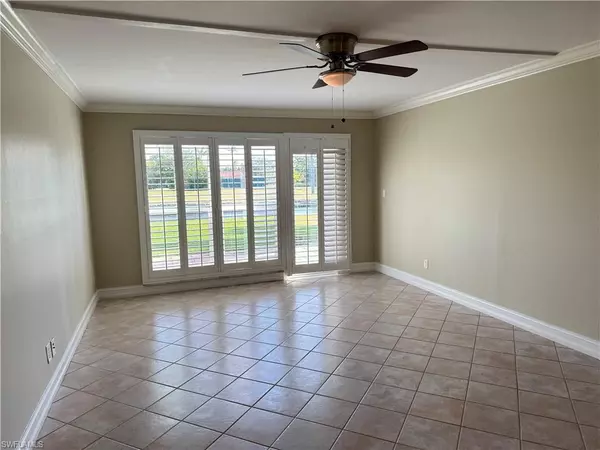 100 Valley Stream DR #101, Naples, FL 34113