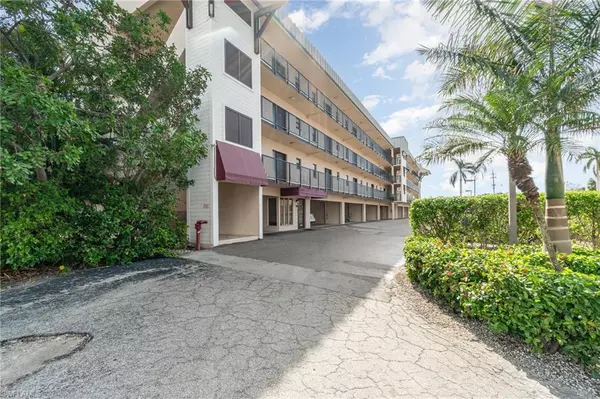 Naples, FL 34102,801 River Point DR #202A